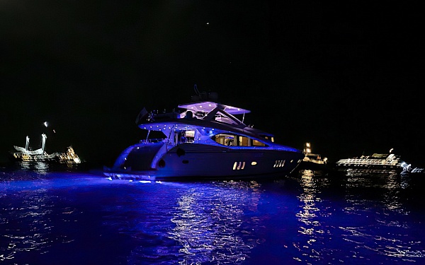 Продается моторная яхта Sunseeker 86 - подводная подсветка